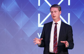 Olje- og energiminister Terje Søviknes (Frp) med Hans Vestberg og programleder Anne Grosvold.