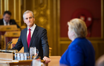 Statsminister Erna Solberg (H) svarer på spørsmå fra Jonas Gahr Støre (A) i den siste muntlige spørretimen før ferien og høstens stortingsvalg.