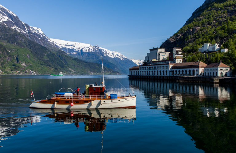 The motor yacht and the power station