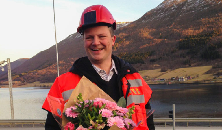 Solvik-Olsen med hjelm og rosa Germini
