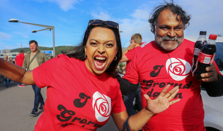 Jonas banker på dører i Groruddalen