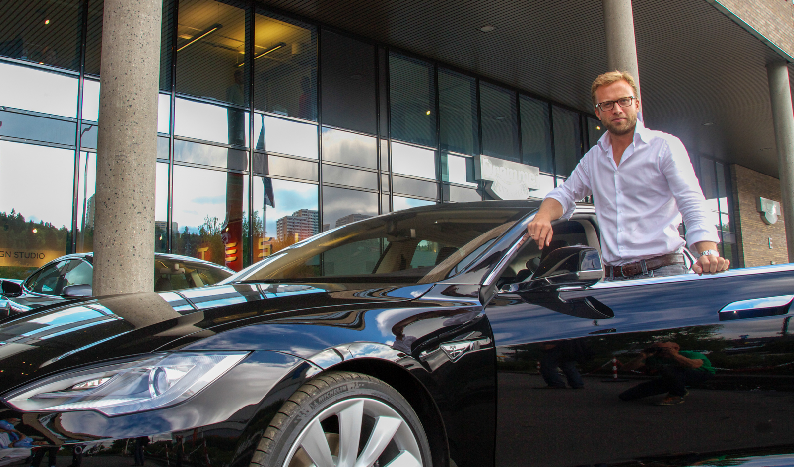 Høyres Nikolai Astrup mottar sin Tesla Model S